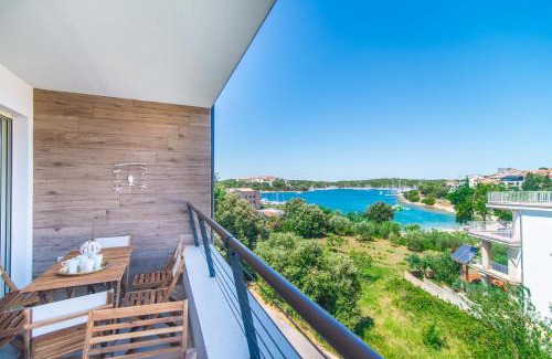 Pjescana Uvala Apartment | Beachfront Paradise: SUNSET VALA - Family-Friendly Retreat