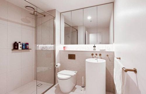 Box Hill Apartment | Relax in a Cozy 2B2B Apartment with Sunset Views