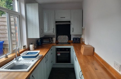 Forsbrook House | Sunset View: Pet-Friendly Retreat in Staffordshire