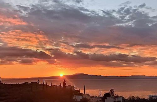 Mikri Mantineia Apartment | Relax at Sunset View: A Family-Friendly 4-Star Retreat