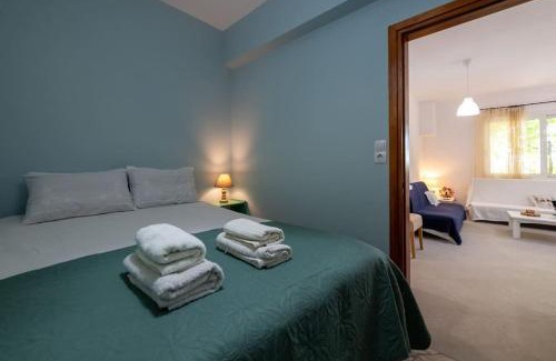 Mikri Mantineia Apartment | Relax at Sunset View: A Family-Friendly 4-Star Retreat
