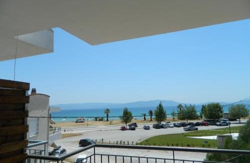 Paralia Ofryniou Apartment | Enjoy Sunset View: Oceanfront Bliss with Top Reviews