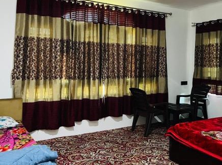 Srinagar House | Relax at Sunset View Gulmarg with Family-Friendly Amenities