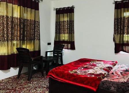 Srinagar House | Relax at Sunset View Gulmarg with Family-Friendly Amenities