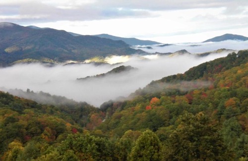 Elk Park House | Inviting Sunset View Lodge with Breakfast & Family-Friendly Focus