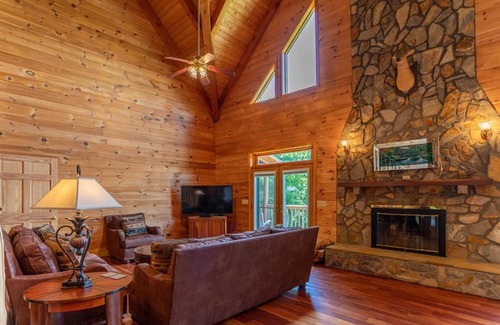 Elk Park House | Inviting Sunset View Lodge with Breakfast & Family-Friendly Focus