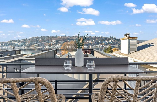 Eastlake House | Scenic Sunset Views of Space Needle and South Lake Union!
