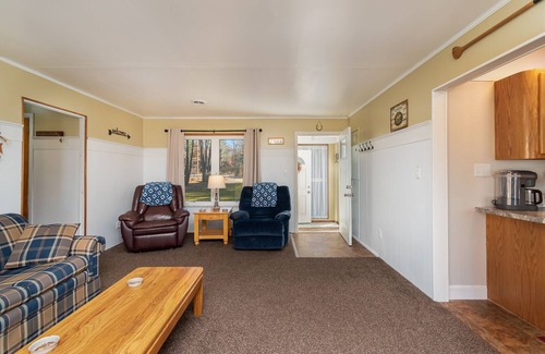 Gladwin House | Unforgettable Sunset View on Lakeshore Drive - Pet Friendly