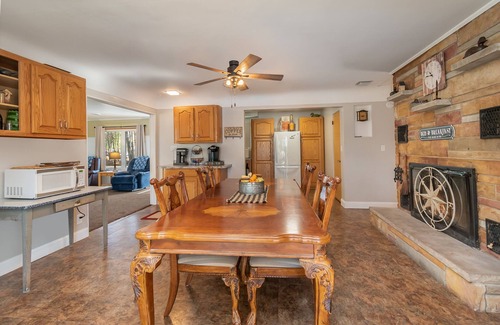 Gladwin House | Unforgettable Sunset View on Lakeshore Drive - Pet Friendly