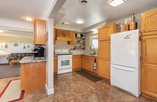 Gladwin House | Unforgettable Sunset View on Lakeshore Drive - Pet Friendly