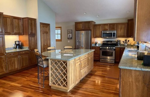 Lewiston House | Unforgettable Sunset View with Child-Friendly Amenities