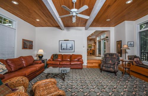 Swanton House | Experience Sunset View: Family-Friendly Comfort Awaits
