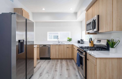 Silver Lake House | Sunset Views from Private Rooftop in Luxe Townhome