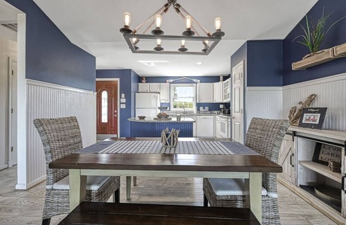 Livingston House | Sunset Views- Waterfront, Covered Slip, Pet Friendly, Updated