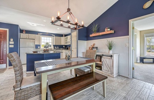 Livingston House | Sunset Views- Waterfront, Covered Slip, Pet Friendly, Updated