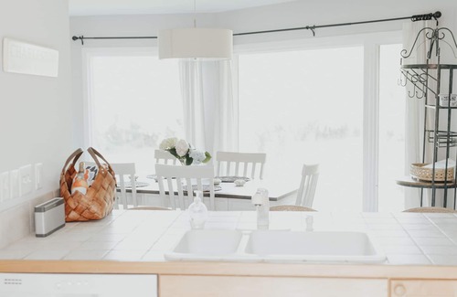 Spinnaker Beachhouses Villa | Stunning Sunset Villa with Ocean View & Pool Access