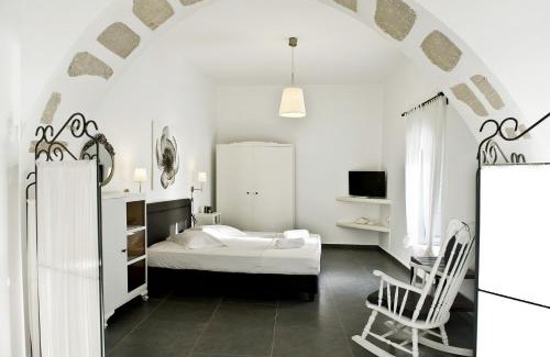 Milos Villa | Inviting Sunset Villa: Rated 9.6, Child-Friendly & Hot Tub