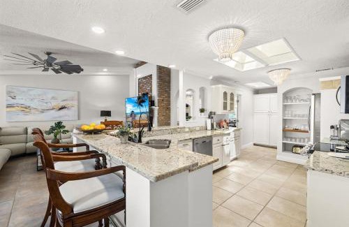 Caloosahatchee House | Sunset Villa - Htd Salt Pool - Hot Tub -Canal-Golf