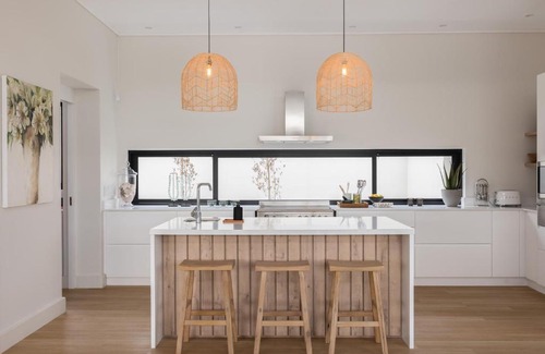 Robberg Beach Villa | Beautiful Sunset Villa with Ocean View and Hot Tub