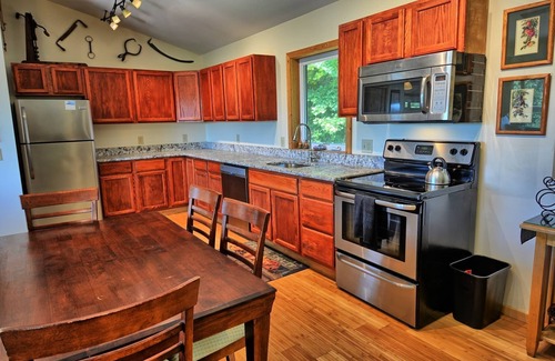 West Jefferson Ski Chalet | Unforgettable Sunset Vistas: Hot Tub & Breathtaking Views