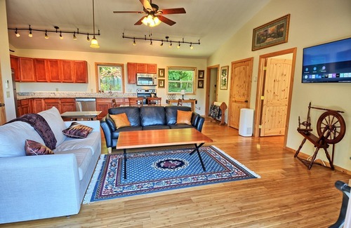West Jefferson Ski Chalet | Unforgettable Sunset Vistas: Hot Tub & Breathtaking Views