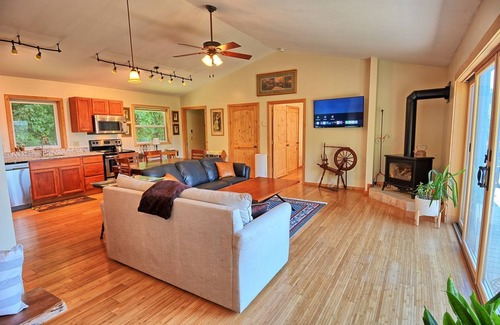 West Jefferson Ski Chalet | Unforgettable Sunset Vistas: Hot Tub & Breathtaking Views