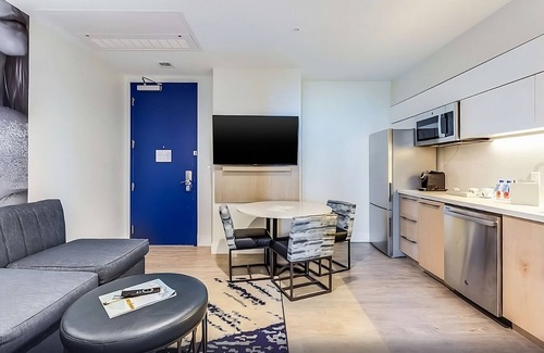 Ojus Hotel | Relax at Our Beachfront Oasis with Rooftop Pool & Kitchenette