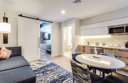 Ojus Hotel | Relax at Our Beachfront Oasis with Rooftop Pool & Kitchenette