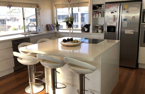 Manyana House | Relaxing Retreat with Ocean Views and Family-Friendly Amenities