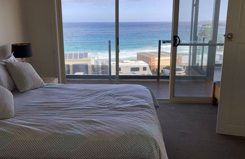 Manyana House | Relaxing Retreat with Ocean Views and Family-Friendly Amenities