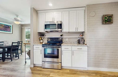 Des Moines House | Water-View Retreat: Walk to Dining & Enjoy Scenic Sunsets