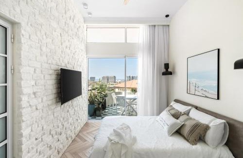 Herzliya Pituach Apartment | Oceanfront 2BR Getaway with Pool Near the Beach