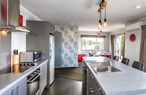 Ohakune House | Experience Sunshine and Snow Lodge - Family-Friendly Retreat