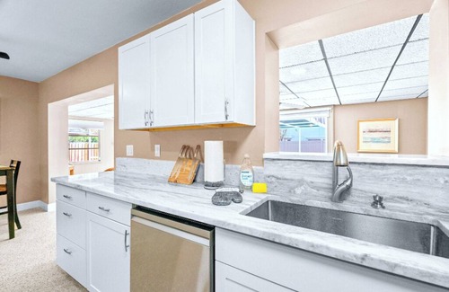 Harbor Bluffs House | Sunny Escape: Beaches, Poolside Relaxation & Pet-Friendly Stay