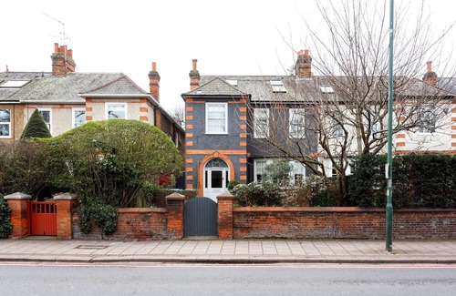 Kew House | Relaxing Retreat: Sunshine Botanical with Spa & Breakfast