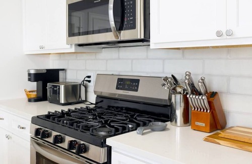 East Rock Apartment | Guest Rated 10/10: Sunshine Central with Kitchen Amenities
