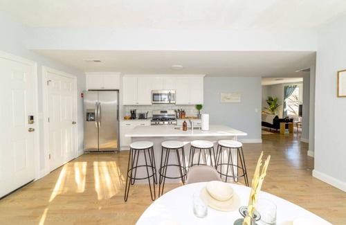 East Rock Apartment | Guest Rated 10/10: Sunshine Central with Kitchen Amenities
