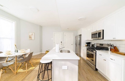 East Rock Apartment | Guest Rated 10/10: Sunshine Central with Kitchen Amenities
