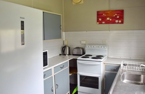 South West Rocks Cottage | Cozy Sunshine Cottage - Steps from the Beach with Ocean Views