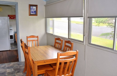 South West Rocks Cottage | Cozy Sunshine Cottage - Steps from the Beach with Ocean Views