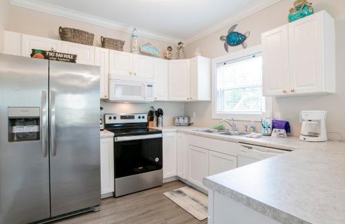 Ono Island Apartment | Sunshine Cottage 31C: Perfect for Families with Pools