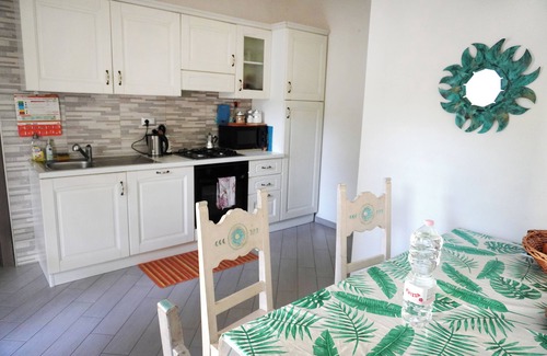 Olbia Cottage | Cozy Sunshine Cottage Just Steps from the Beautiful Sea