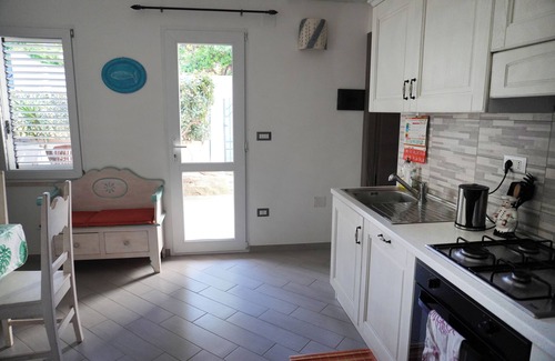 Olbia Cottage | Cozy Sunshine Cottage Just Steps from the Beautiful Sea