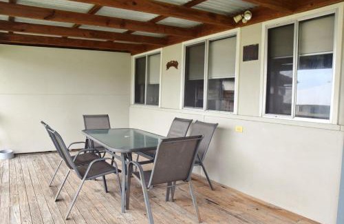 South West Rocks House | Cozy Sunshine Cottage: Family & Pet-Friendly Retreat