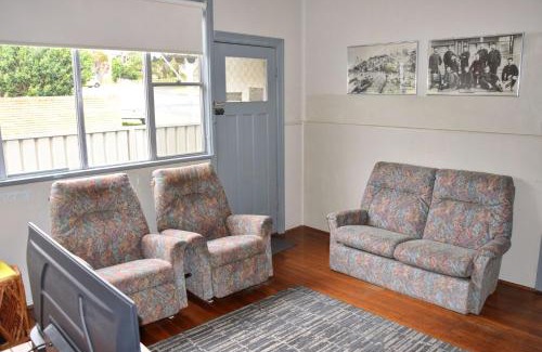 South West Rocks House | Cozy Sunshine Cottage: Family & Pet-Friendly Retreat