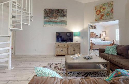 Sandestin Apartment | Relax at Sunshine Cottage: Pet-Friendly Stay with Pool