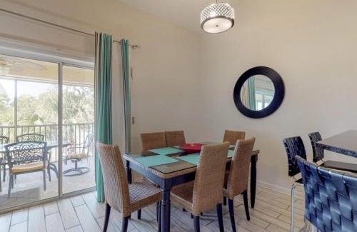 Sandestin Apartment | Relax at Sunshine Cottage: Pet-Friendly Stay with Pool