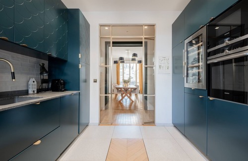 Neuilly-sur-Seine Apartment | Experience Sunshine Delight with Spa and Family Amenities