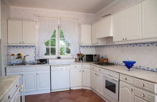 Foz do Arelho House | Tranquil Sunshine Guest House Foz: A Vintage Oasis Awaits
