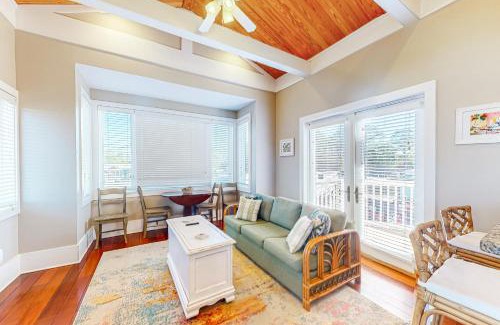 Carrabelle House | Pet-Friendly Sunshine Haven with a 9.5/10 Guest Rating